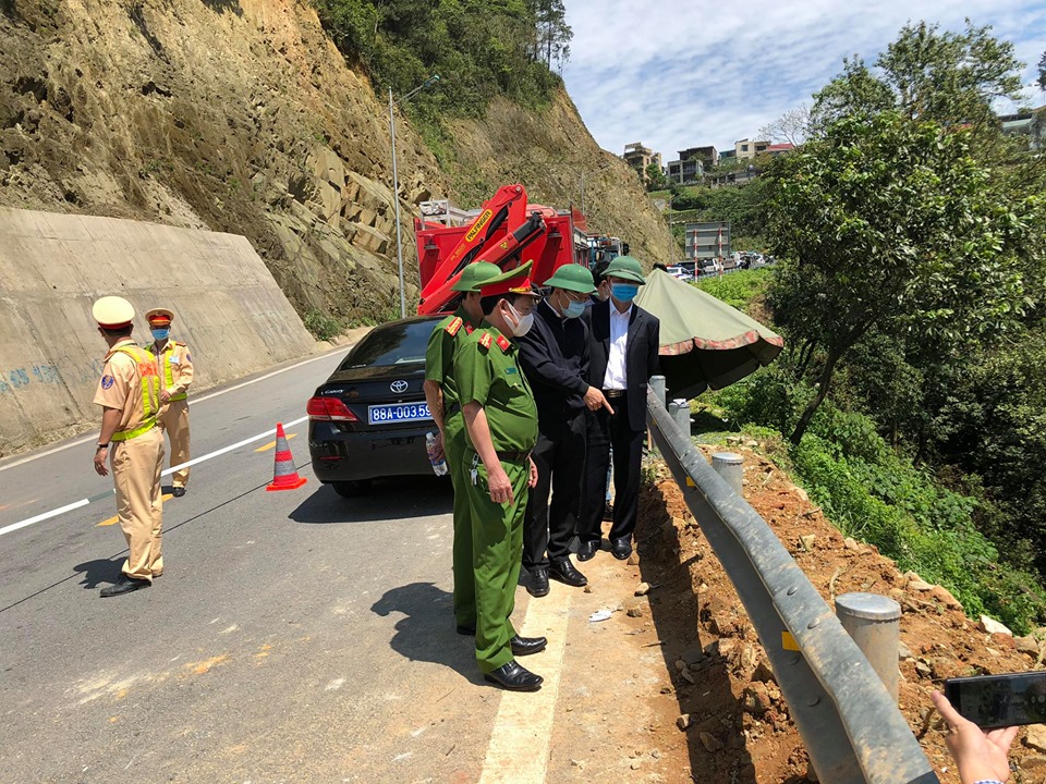 Lạnh người trước hiện trường vụ ô tô rơi xuống vực ở Tam Đảo, 4 người tử vong - 4