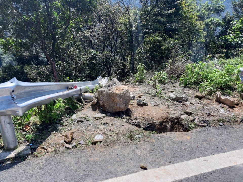 Lạnh người trước hiện trường vụ ô tô rơi xuống vực ở Tam Đảo, 4 người tử vong - 2