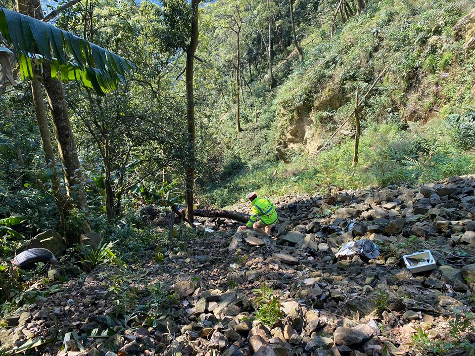 Lạnh người trước hiện trường vụ ô tô rơi xuống vực ở Tam Đảo, 4 người tử vong - 9