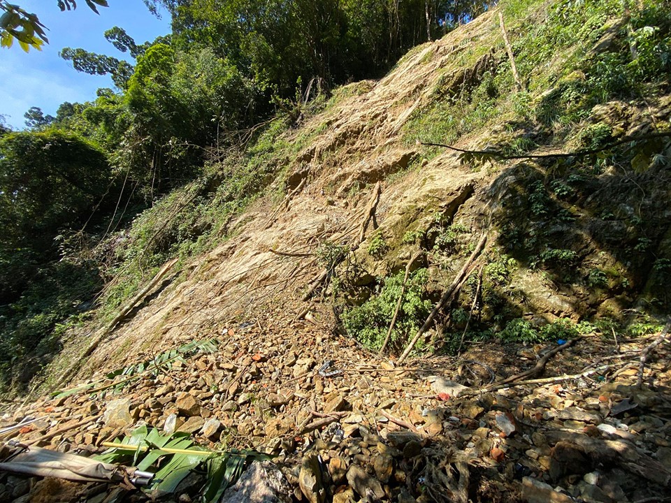 Lạnh người trước hiện trường vụ ô tô rơi xuống vực ở Tam Đảo, 4 người tử vong - 8