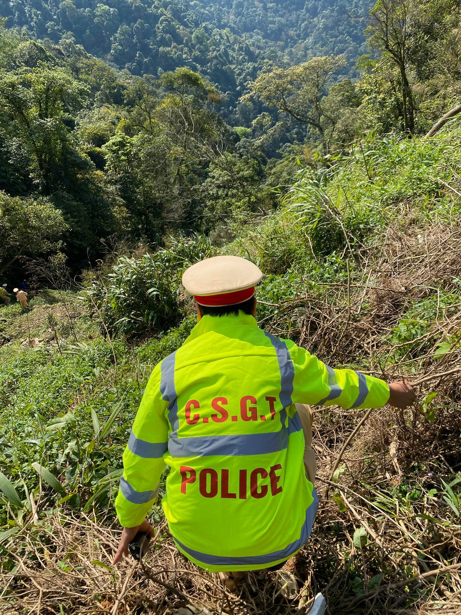 Lạnh người trước hiện trường vụ ô tô rơi xuống vực ở Tam Đảo, 4 người tử vong - 7