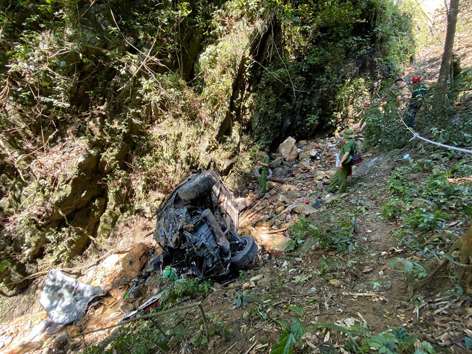 Lạnh người trước hiện trường vụ ô tô rơi xuống vực ở Tam Đảo, 4 người tử vong - 10