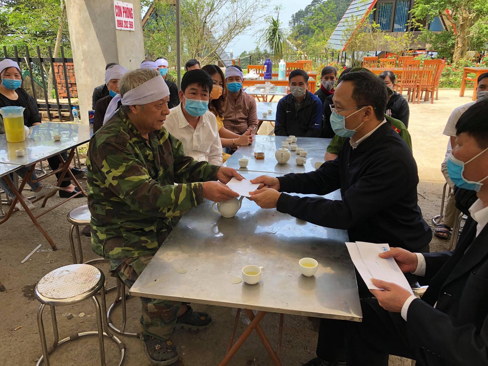 Lạnh người trước hiện trường vụ ô tô rơi xuống vực ở Tam Đảo, 4 người tử vong - 12