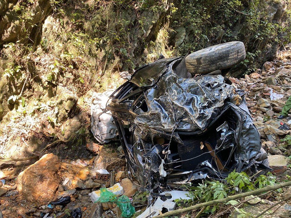 Lạnh người trước hiện trường vụ ô tô rơi xuống vực ở Tam Đảo, 4 người tử vong - 11