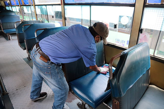 Tuyến xe buýt đầu tiên ở TP.HCM hoạt động trở lại, khách vắng như “chùa Bà Đanh” - 4