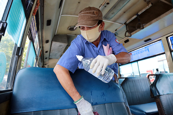 Tuyến xe buýt đầu tiên ở TP.HCM hoạt động trở lại, khách vắng như “chùa Bà Đanh” - 3