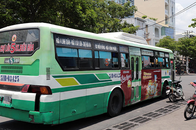 Tuyến xe buýt đầu tiên ở TP.HCM hoạt động trở lại, khách vắng như “chùa Bà Đanh” - 9