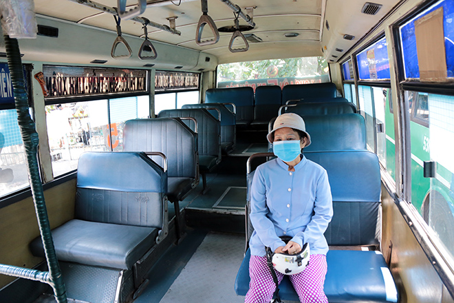 Tuyến xe buýt đầu tiên ở TP.HCM hoạt động trở lại, khách vắng như “chùa Bà Đanh” - 8