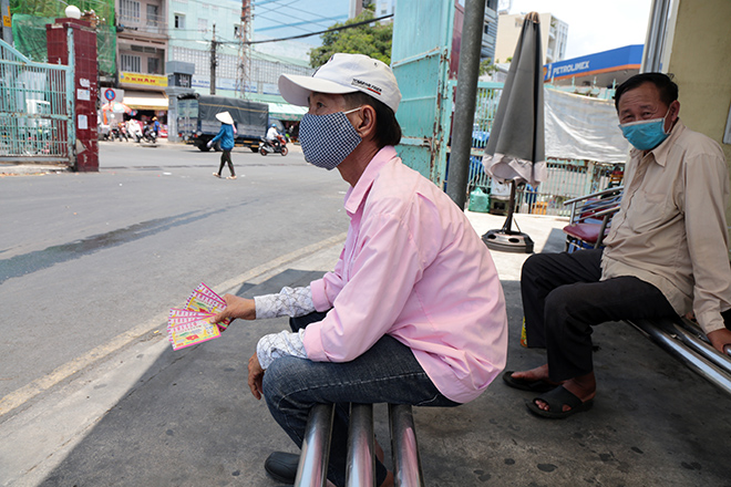 Tuyến xe buýt đầu tiên ở TP.HCM hoạt động trở lại, khách vắng như “chùa Bà Đanh” - 10