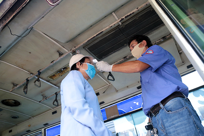 Tuyến xe buýt đầu tiên ở TP.HCM hoạt động trở lại, khách vắng như “chùa Bà Đanh” - 7