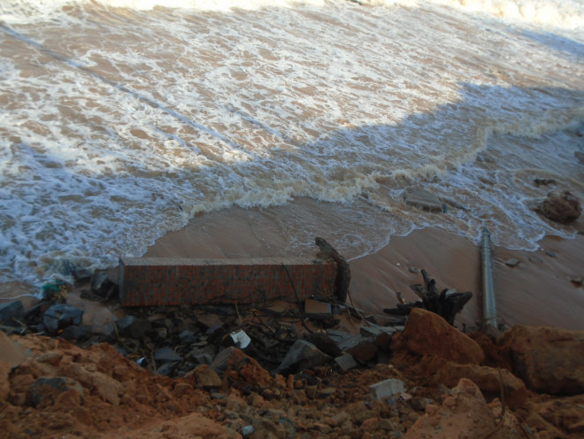 Bình Thuận: Sóng lớn đánh bay con đường cùng nhiều công trình xuống biển - 3