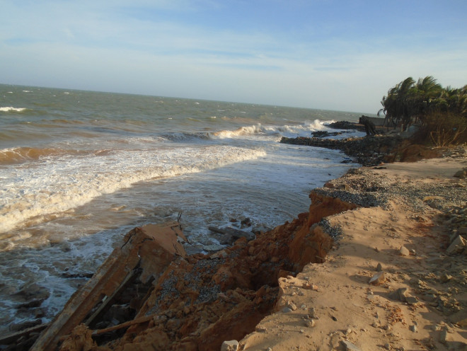 Bình Thuận: Sóng lớn đánh bay con đường cùng nhiều công trình xuống biển - 2