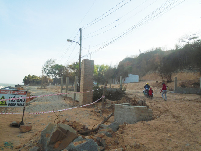 Bình Thuận: Sóng lớn đánh bay con đường cùng nhiều công trình xuống biển - 5