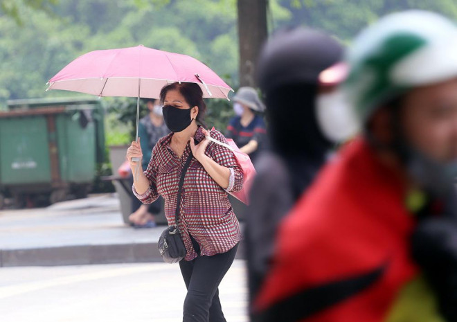 Người Hà Nội kín bưng khi ra đường vì nắng nóng trước dịp nghỉ lễ 30/4 - 4