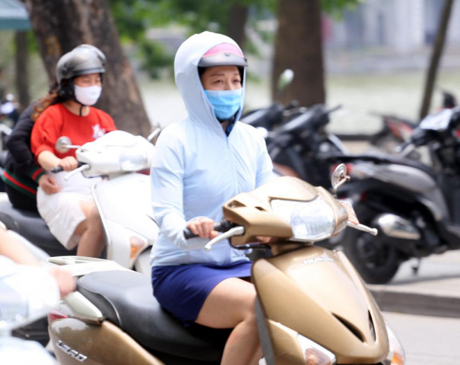 Người Hà Nội kín bưng khi ra đường vì nắng nóng trước dịp nghỉ lễ 30/4 - 3