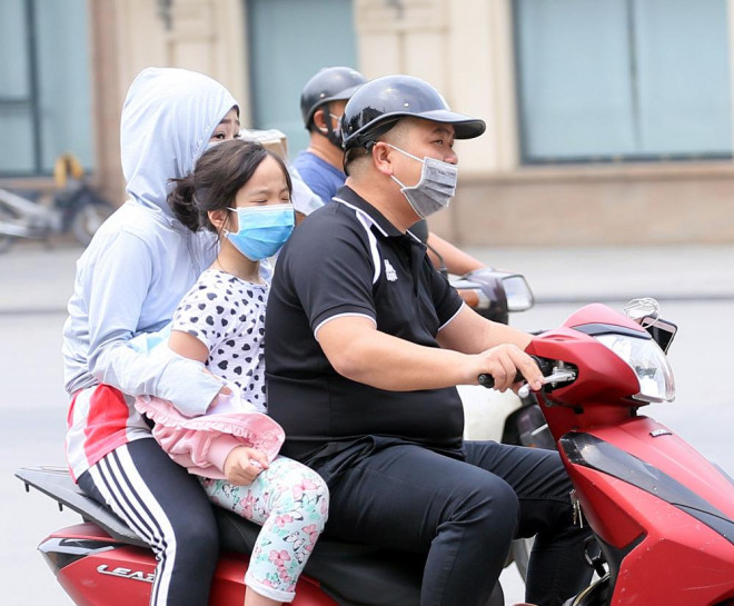Người Hà Nội kín bưng khi ra đường vì nắng nóng trước dịp nghỉ lễ 30/4 - 2