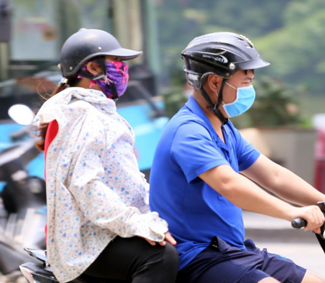 Người Hà Nội kín bưng khi ra đường vì nắng nóng trước dịp nghỉ lễ 30/4 - 7