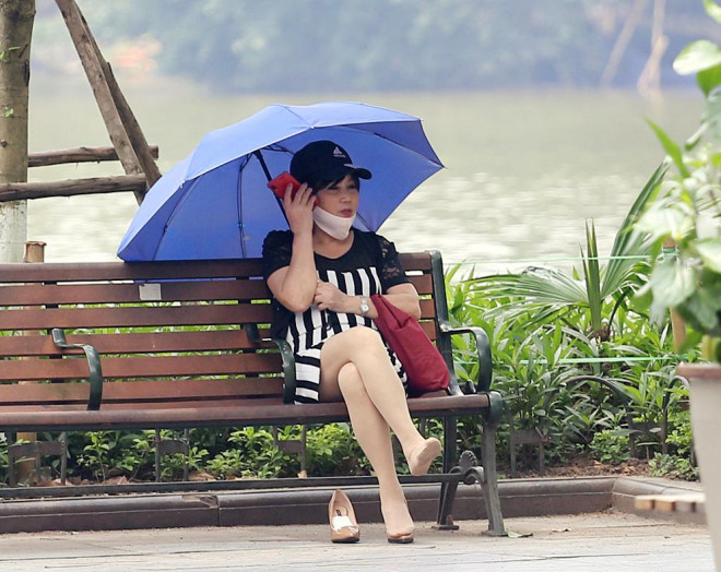 Người Hà Nội kín bưng khi ra đường vì nắng nóng trước dịp nghỉ lễ 30/4 - 5