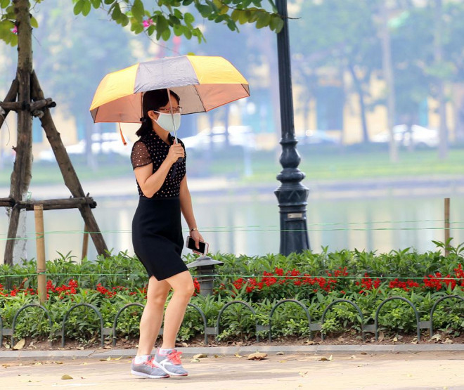 Người Hà Nội kín bưng khi ra đường vì nắng nóng trước dịp nghỉ lễ 30/4 - 6