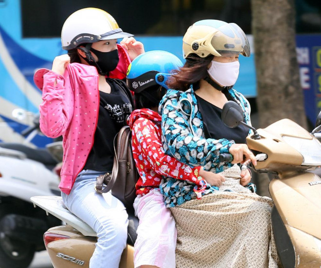 Người Hà Nội kín bưng khi ra đường vì nắng nóng trước dịp nghỉ lễ 30/4 - 8