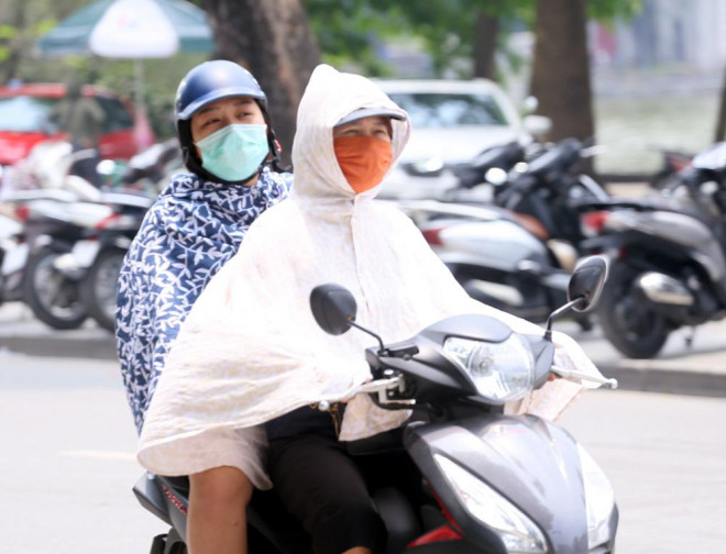 Người Hà Nội kín bưng khi ra đường vì nắng nóng trước dịp nghỉ lễ 30/4 - 9