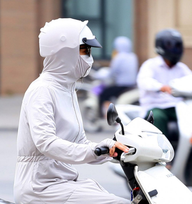 Người Hà Nội kín bưng khi ra đường vì nắng nóng trước dịp nghỉ lễ 30/4 - 11