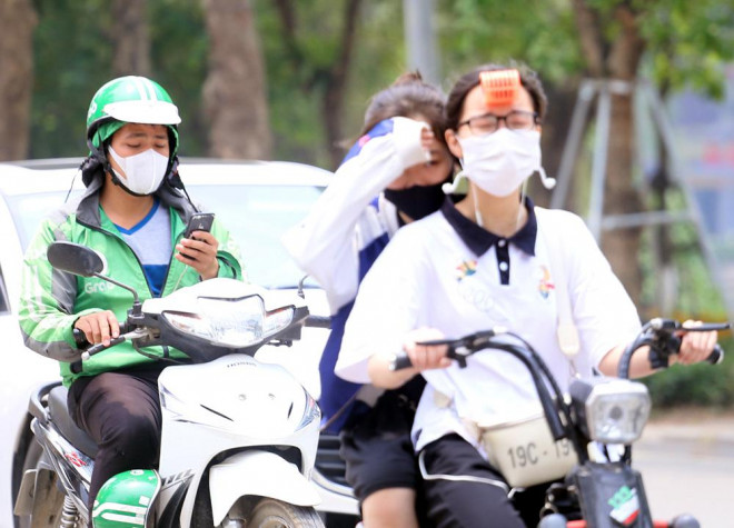 Người Hà Nội kín bưng khi ra đường vì nắng nóng trước dịp nghỉ lễ 30/4 - 12