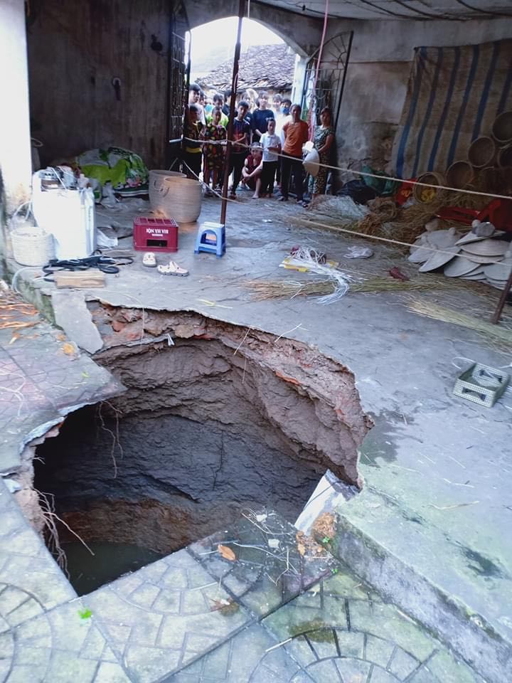 Clip: Thót tim “hố tử thần” nuốt chửng cột nhà, 6 người thoát chết trong gang tấc - 2