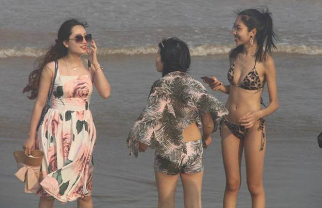 Du khách tắm biển Sầm Sơn, Hải Tiến phải cách nhau 1m - 2