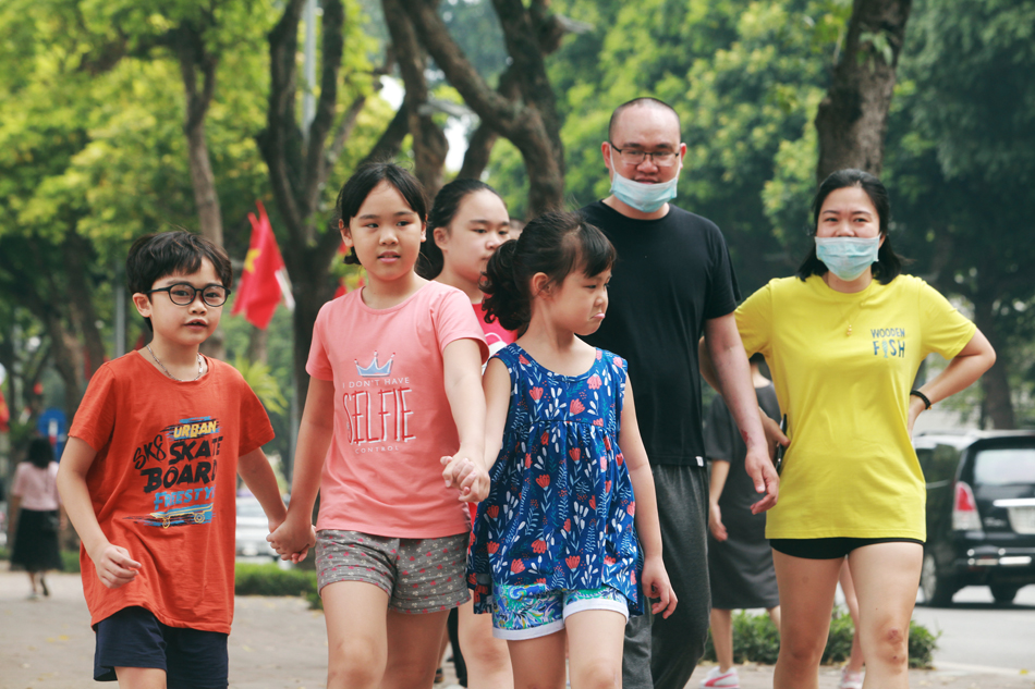 Ngày đầu nghỉ lễ, người dân Thủ đô đổ về Hồ Gươm để vui chơi - 2