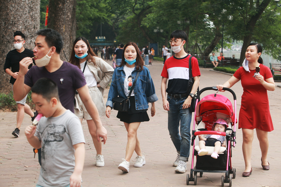 Ngày đầu nghỉ lễ, người dân Thủ đô đổ về Hồ Gươm để vui chơi - 4