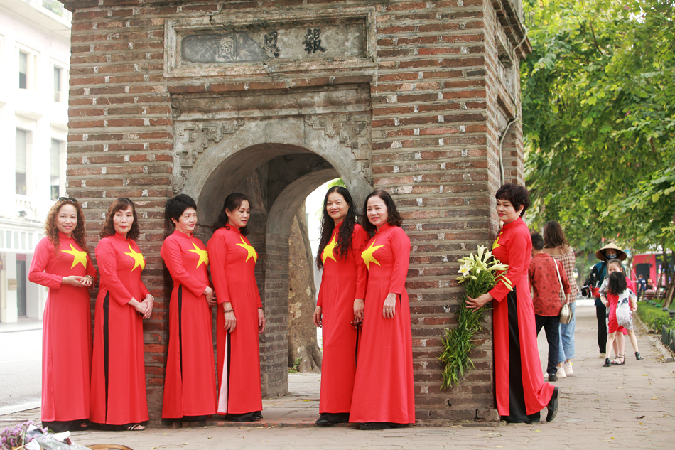 Ngày đầu nghỉ lễ, người dân Thủ đô đổ về Hồ Gươm để vui chơi - 5