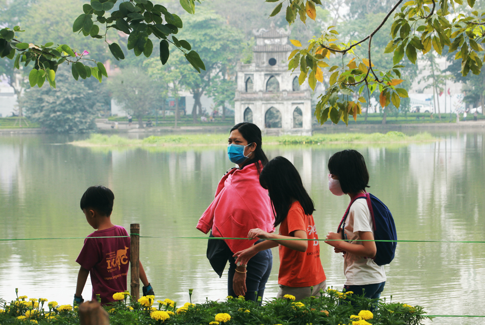 Ngày đầu nghỉ lễ, người dân Thủ đô đổ về Hồ Gươm để vui chơi - 3