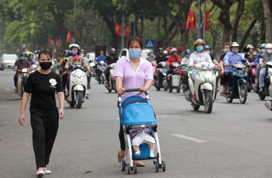 Ngày đầu nghỉ lễ, người dân Thủ đô đổ về Hồ Gươm để vui chơi - 9