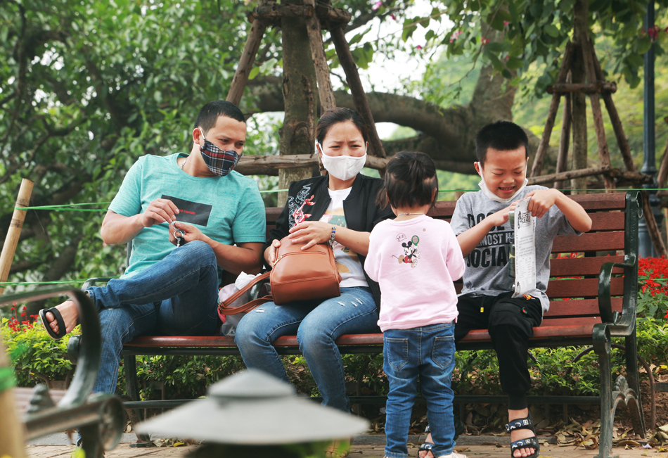 Ngày đầu nghỉ lễ, người dân Thủ đô đổ về Hồ Gươm để vui chơi - 8