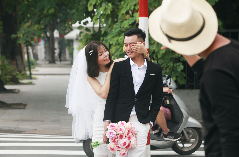 Ngày đầu nghỉ lễ, người dân Thủ đô đổ về Hồ Gươm để vui chơi - 6