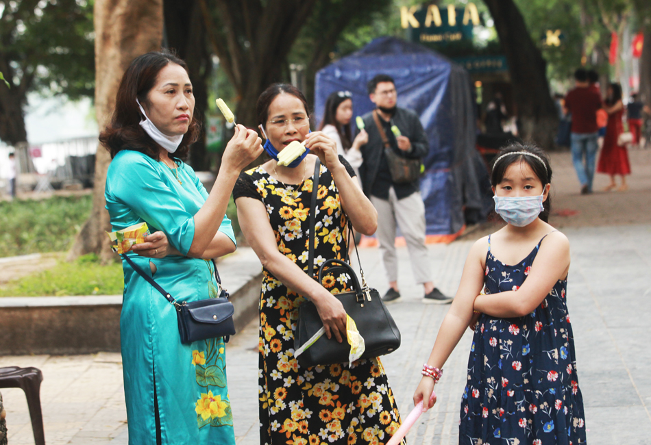 Ngày đầu nghỉ lễ, người dân Thủ đô đổ về Hồ Gươm để vui chơi - 7