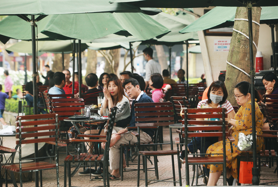 Ngày đầu nghỉ lễ, người dân Thủ đô đổ về Hồ Gươm để vui chơi - 12