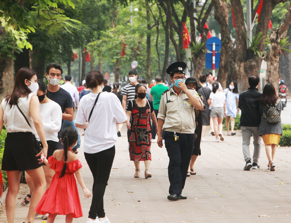 Ngày đầu nghỉ lễ, người dân Thủ đô đổ về Hồ Gươm để vui chơi - 11