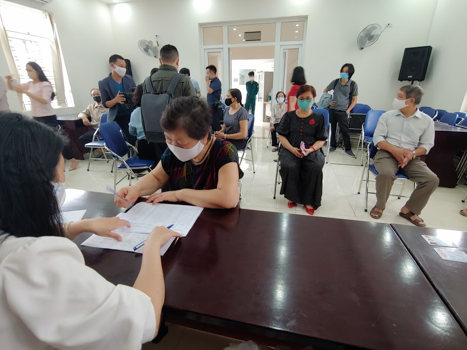 Hà Nội: Người dân vui mừng nhận tiền hỗ trợ khó khăn vì dịch COVID-19 trong ngày đầu nghỉ lễ - 1