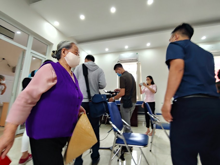 Hà Nội: Người dân vui mừng nhận tiền hỗ trợ khó khăn vì dịch COVID-19 trong ngày đầu nghỉ lễ - 2