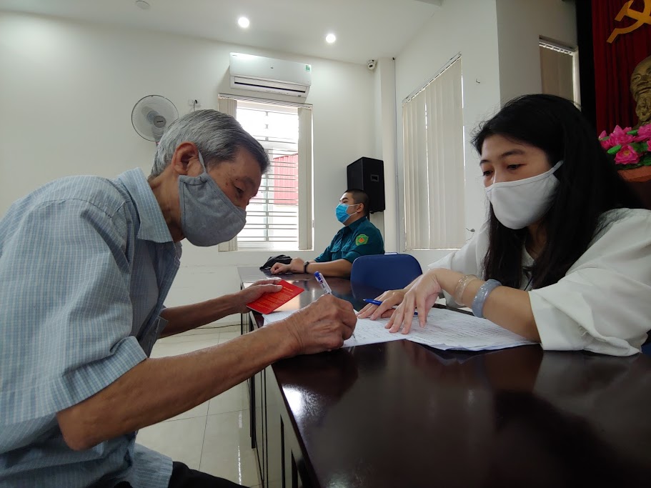 Hà Nội: Người dân vui mừng nhận tiền hỗ trợ khó khăn vì dịch COVID-19 trong ngày đầu nghỉ lễ - 3