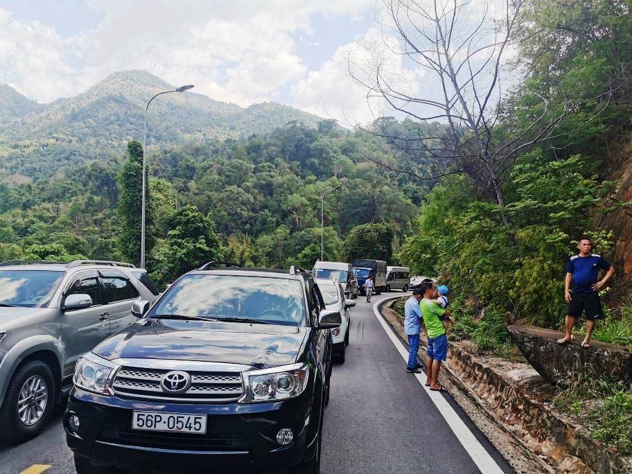 Đèo Bảo Lộc kẹt xe kinh hoàng, dòng xe lên Đà Lạt "chôn chân" tại chỗ - 7