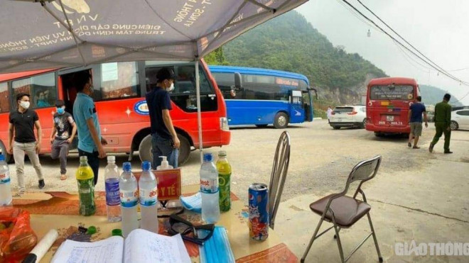Chốt kiểm dịch trên QL6 quay cuồng vì lượng khách đến Sơn La tăng không ngờ - 3