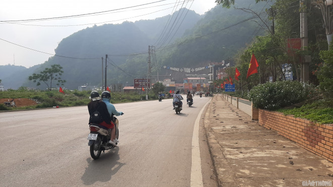 Chốt kiểm dịch trên QL6 quay cuồng vì lượng khách đến Sơn La tăng không ngờ - 2