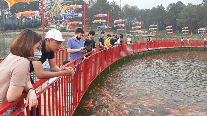 Chốt kiểm dịch trên QL6 quay cuồng vì lượng khách đến Sơn La tăng không ngờ - 6