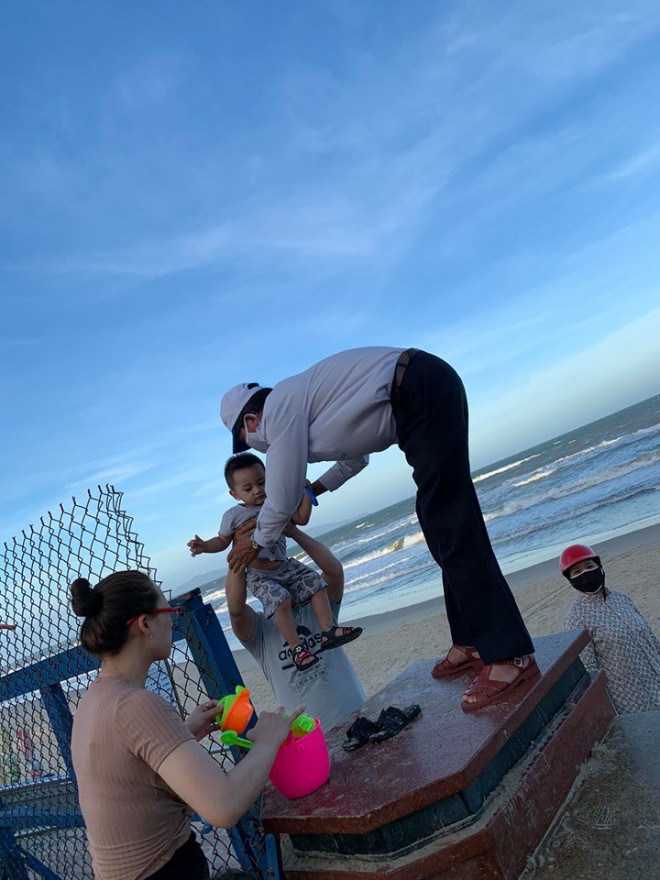 Vũng Tàu cấm tắm, du khách ngậm ngùi ngồi bờ kè ngắm biển - 2