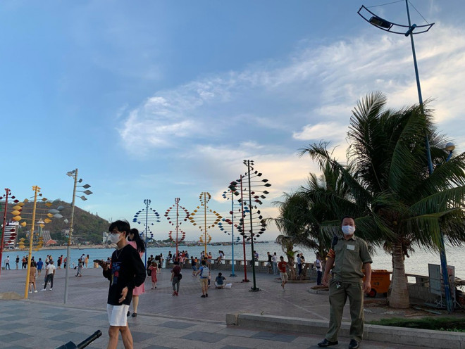 Vũng Tàu cấm tắm, du khách ngậm ngùi ngồi bờ kè ngắm biển - 4