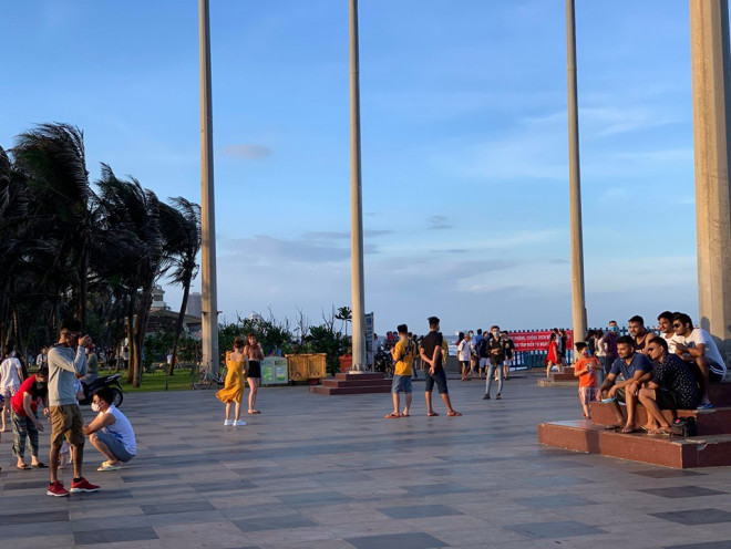 Vũng Tàu cấm tắm, du khách ngậm ngùi ngồi bờ kè ngắm biển - 6