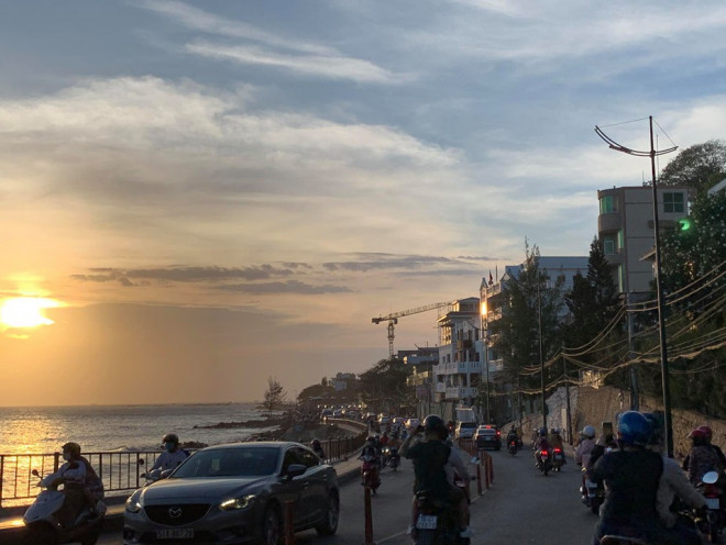 Vũng Tàu cấm tắm, du khách ngậm ngùi ngồi bờ kè ngắm biển - 5